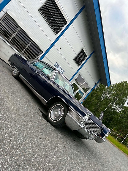 Cadillac Fleetwood 2 of 5