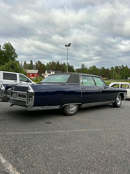Cadillac Fleetwood 5 of 5