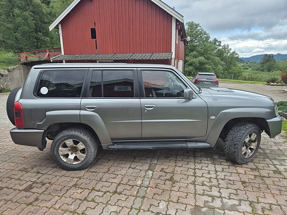 Nissan Patrol 3 of 5