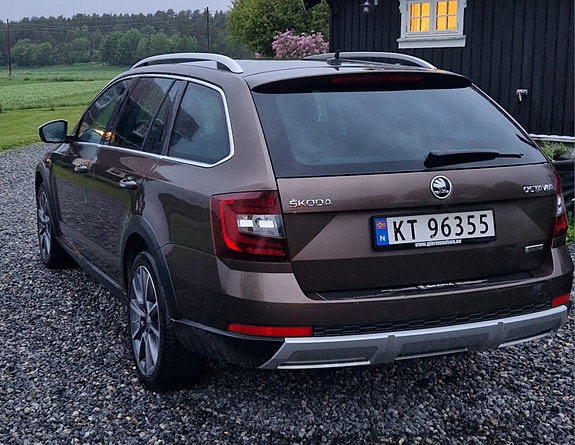 Skoda Octavia Scout 2 of 28