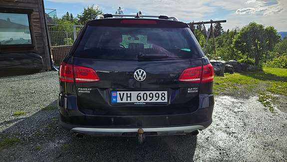 Volkswagen Passat Alltrack 4 of 16
