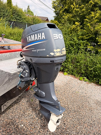 Buster R Yamaha 30 6 of 24