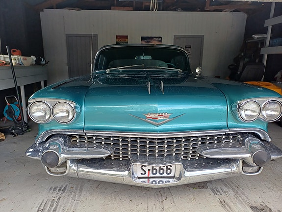 Cadillac Coupé DeVille 2 of 5