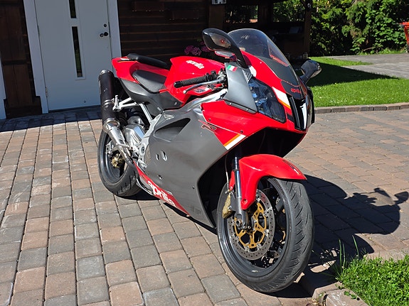 Aprilia RSV 1000 R 2 of 5
