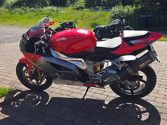 Aprilia RSV 1000 R 4 of 5