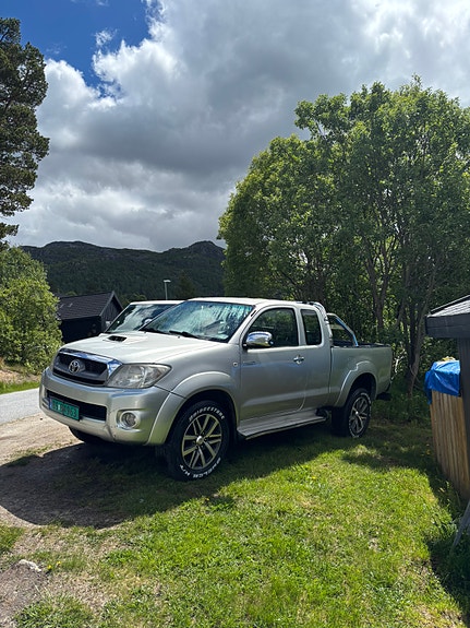 Toyota HiLux 2 of 30