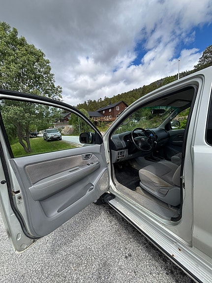 Toyota HiLux 18 of 30