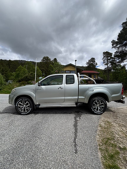 Toyota HiLux 3 of 30