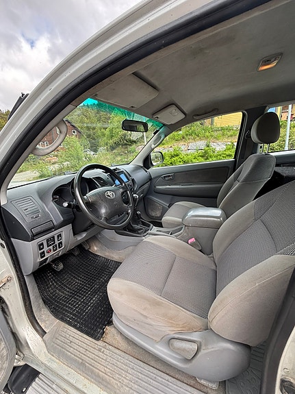 Toyota HiLux 17 of 30