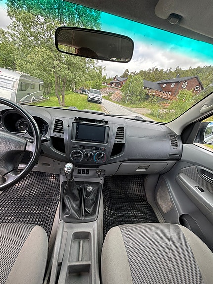 Toyota HiLux 16 of 30
