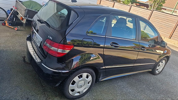Mercedes-Benz B180 4 of 5