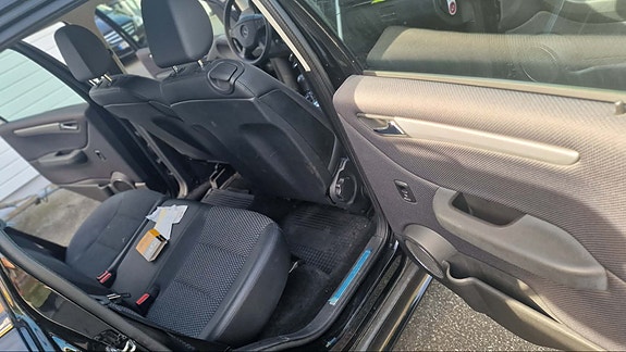 Mercedes-Benz B180 11 of 12