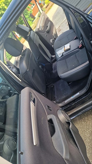 Mercedes-Benz B180 2 of 5