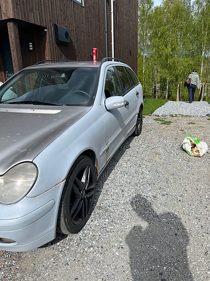 Mercedes-Benz C220 2 of 6