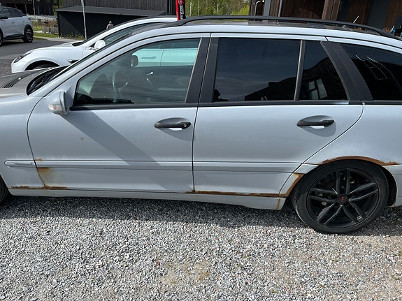 Mercedes-Benz C220 3 of 6