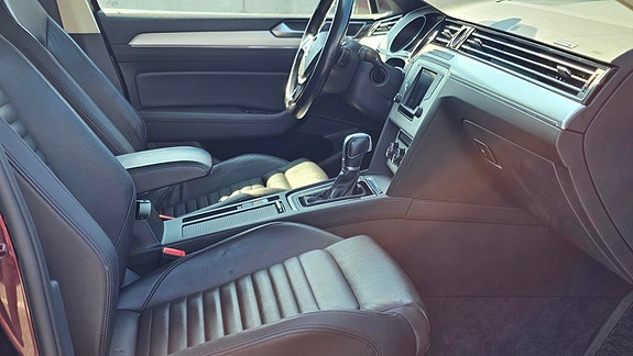 Volkswagen Passat 12 of 15