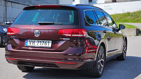Volkswagen Passat 8 of 15