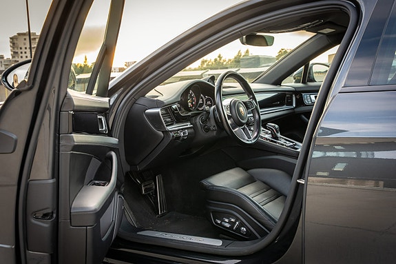 Porsche Panamera 4 14 of 27