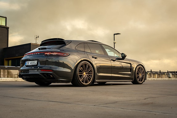 Porsche Panamera 4 2 of 27