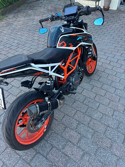 KTM 390 Duke 2 of 4