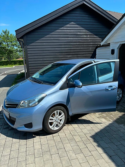 Toyota Yaris 2 of 9