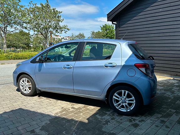 Toyota Yaris 3 of 9