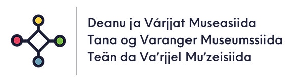 Stiftelsen Deanu ja Várjjat Museasiida / Tana og Varanger Museumssiida logo