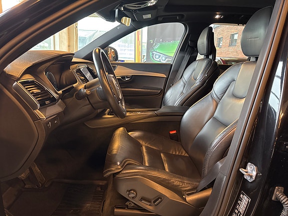 Volvo XC90 13 of 30