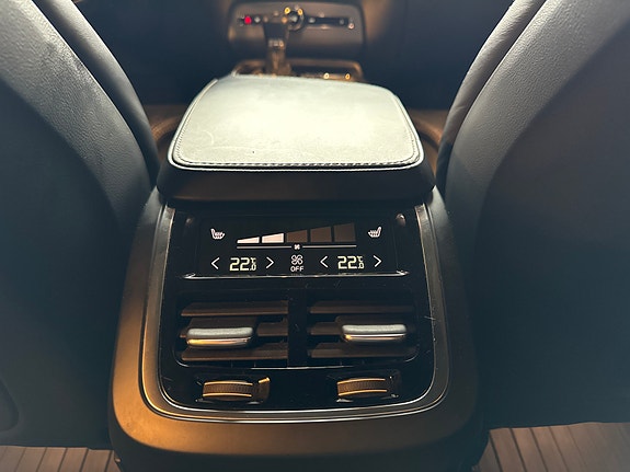 Volvo XC90 24 of 30