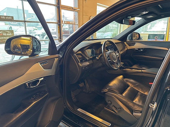 Volvo XC90 12 of 30