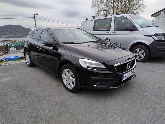 Volvo V40 Cross Country 2 of 5