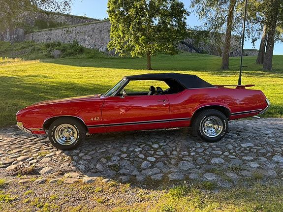 Oldsmobile Cutlass 2 of 5