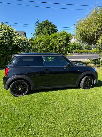 MINI Cooper SE 3 of 5