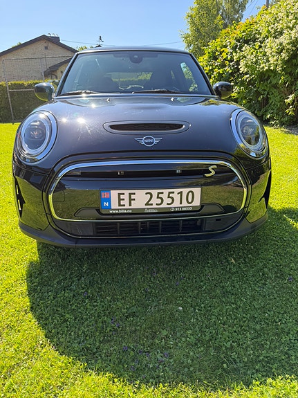 MINI Cooper SE 2 of 5