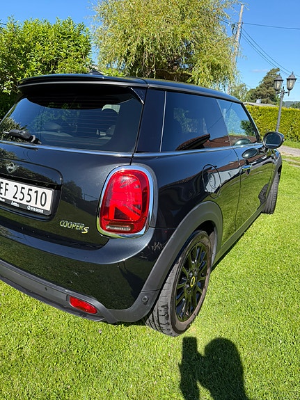 MINI Cooper SE 4 of 5
