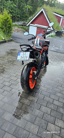 KTM 890 Duke R 8 of 21