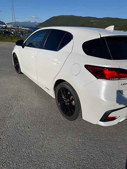Lexus CT200h 2 of 26