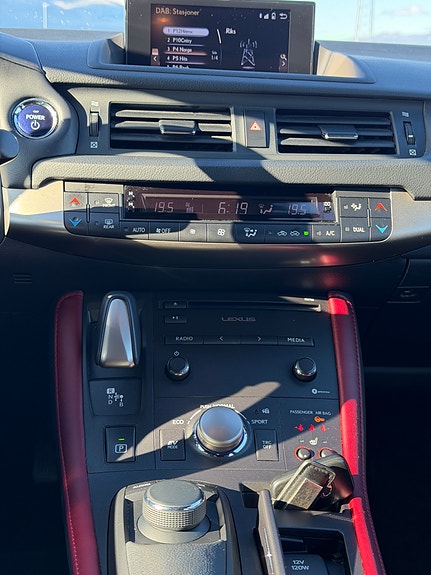 Lexus CT200h 13 of 26