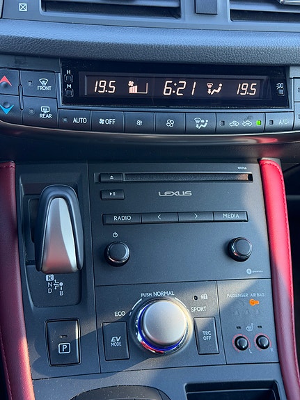 Lexus CT200h 9 of 26