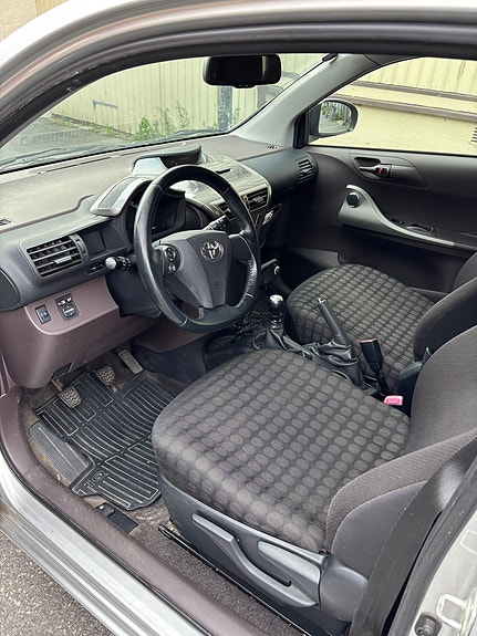 Toyota IQ 9 of 17