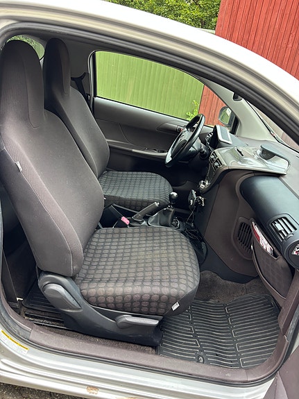 Toyota IQ 10 of 17