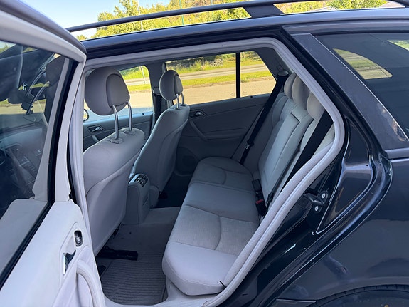 Mercedes-Benz C240 16 of 28