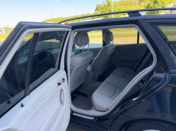 Mercedes-Benz C240 15 of 28