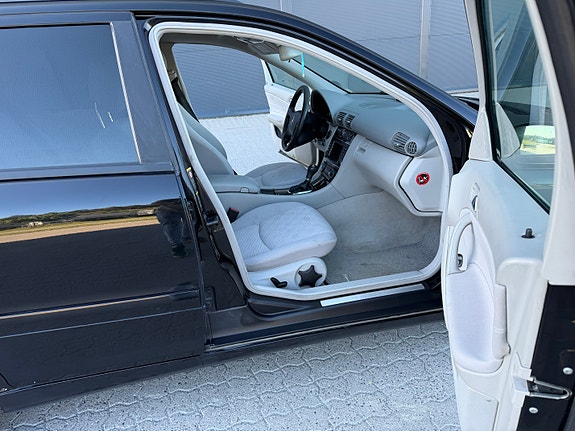 Mercedes-Benz C240 20 of 28