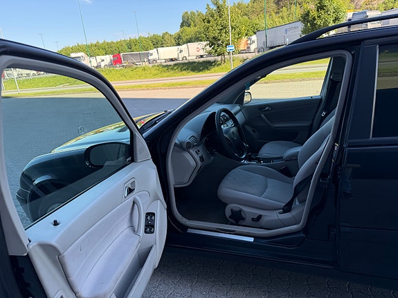 Mercedes-Benz C240 13 of 28