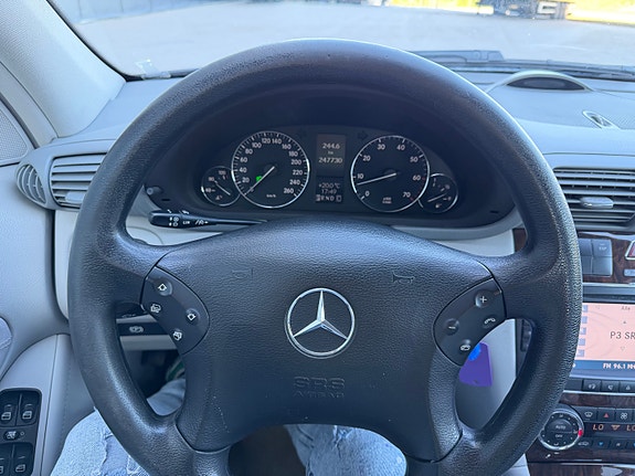 Mercedes-Benz C240 23 of 28