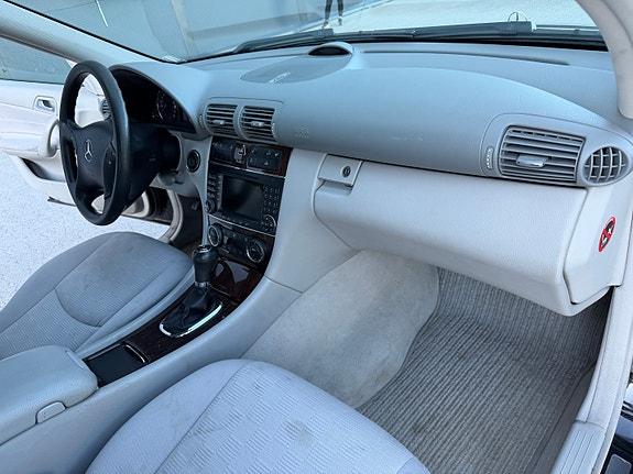 Mercedes-Benz C240 21 of 28