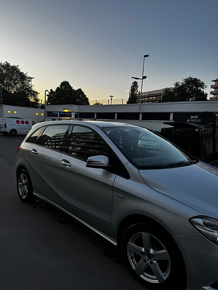 Mercedes-Benz B180 2 of 2