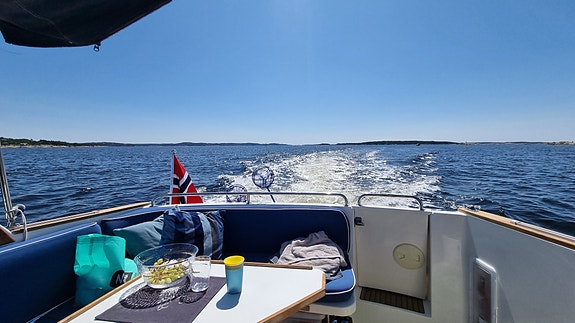 Aquador 26 DC – pen og velutstyrt daycruiser 2 of 5