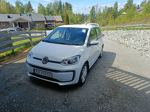 Volkswagen UP! 2 of 5